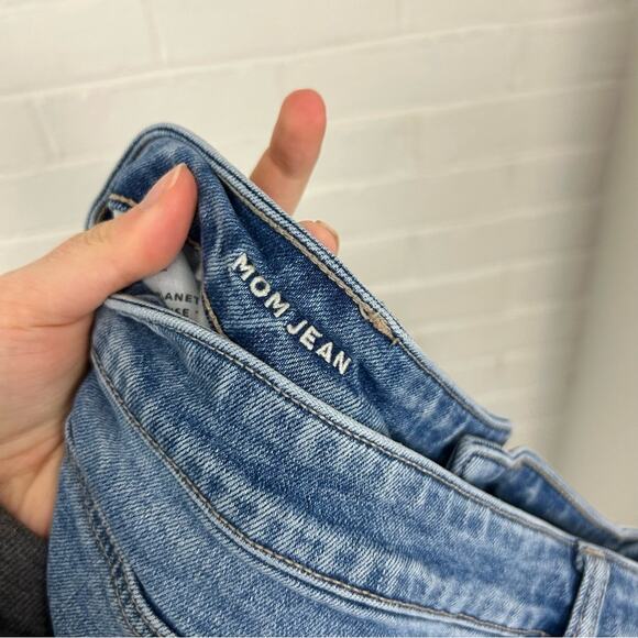 American Eagle Distressed Knee Mom Jeans Size 18 Long - Picture 3 of 10